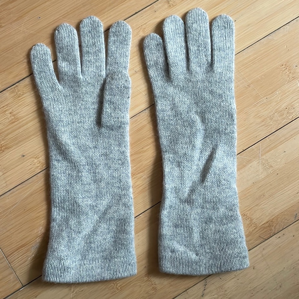 Tahari cashmere gloves. Never worn.
